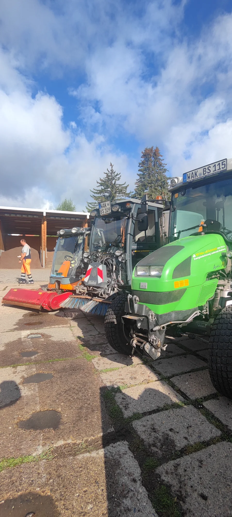 Kompakttraktor Kehrmaschiene