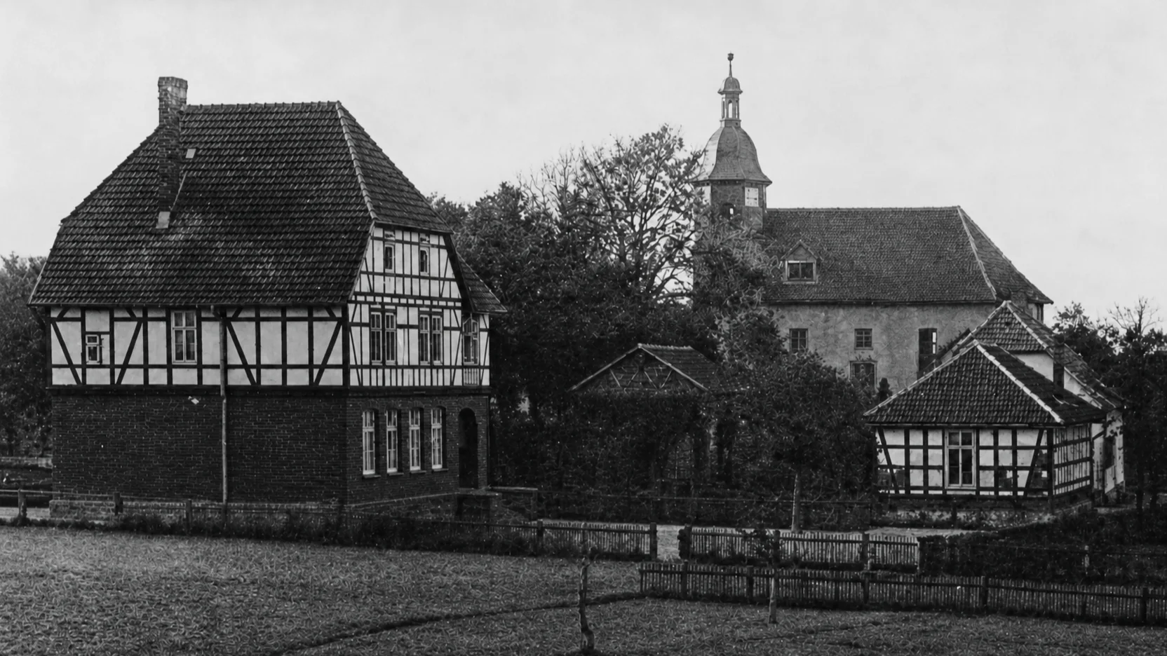 Alte Schule und Kirche Seebach