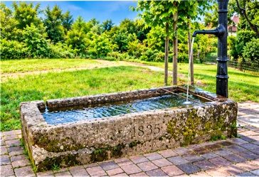 Historischer steinerner Laufbrunnen mit Jahreszahl 1835